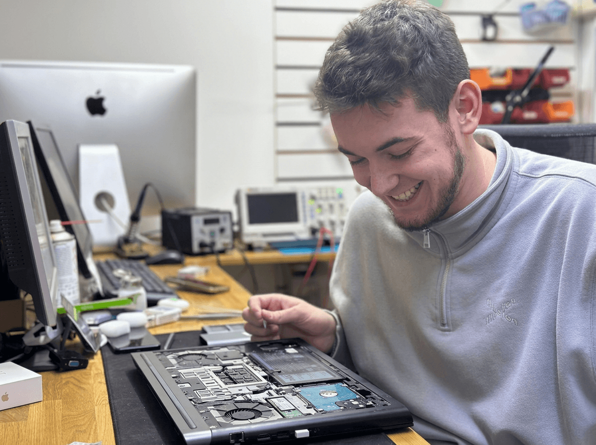 Мастер ремонтирует ноутбук в сервисном центре Прозрачный Ремонт